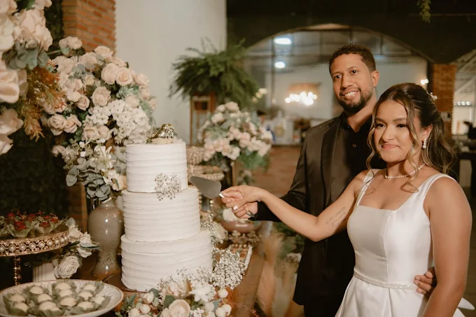 Casal cortando bolo em festa na Chácara Espaço Real Buffet