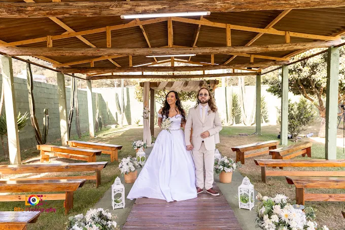 Casal em cerimônia de casamento na Chácara Espaço Real Buffet
